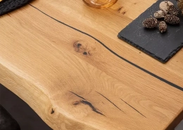 Esstisch aus Holz mit Naturkante.