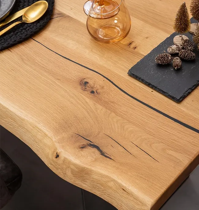 Esstisch aus Holz mit Naturkante.