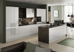 Moderne Küche mit weißen Hochglanzfronten und Arbeitsflächen aus dunklem Granit, ausfahrbarer Dunstabzug und schwarzen Armaturen.