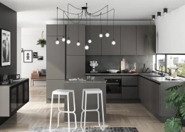 Moderne dunkelgraue Küche mit schwarzen Akzenten, matt schwarzen Armaturen, Arbeitsplatte aus Granit und Kücheninsel.