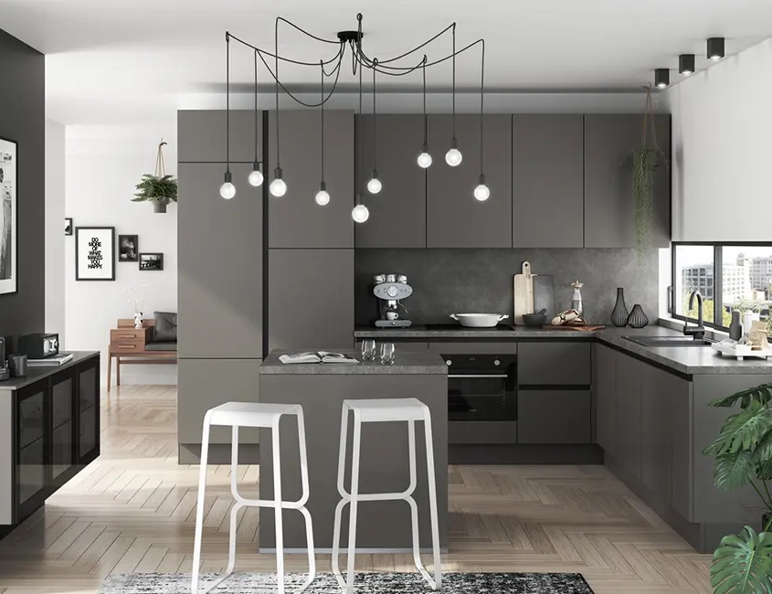 Moderne dunkelgraue Küche mit schwarzen Akzenten, matt schwarzen Armaturen, Arbeitsplatte aus Granit und Kücheninsel.